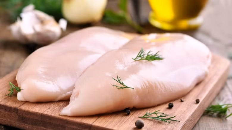 Thịt gà đã nấu chín cũng có thể có mầu trắng, nâu hoặc hồng. Thịt gà có màu hồng có thể do cách chế biến hoặc do gà còn non (vì da mỏng hơn). Thịt gà chỉ cần nấu đến 73 độ là đã chín. 