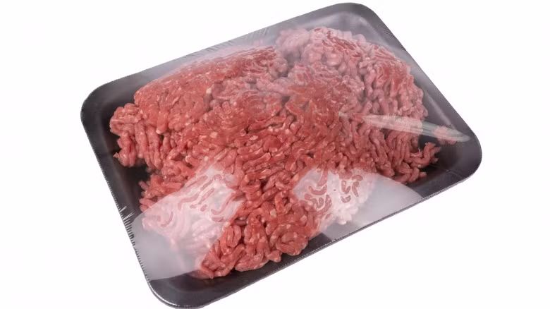 Nếu bạn mua được miếng thịt đỏ tươi ở siêu thị nhưng khi về nhà, thịt lại chuyển thành màu nâu đỏ. Đừng vội tức giận, thịt chuyển màu nâu đỏ không có nghĩa là thịt đã hỏng. Nguyên nhân cũng lại là myoglobin khiến phần giữa của miếng thịt không được tươi như ngoài rìa. 