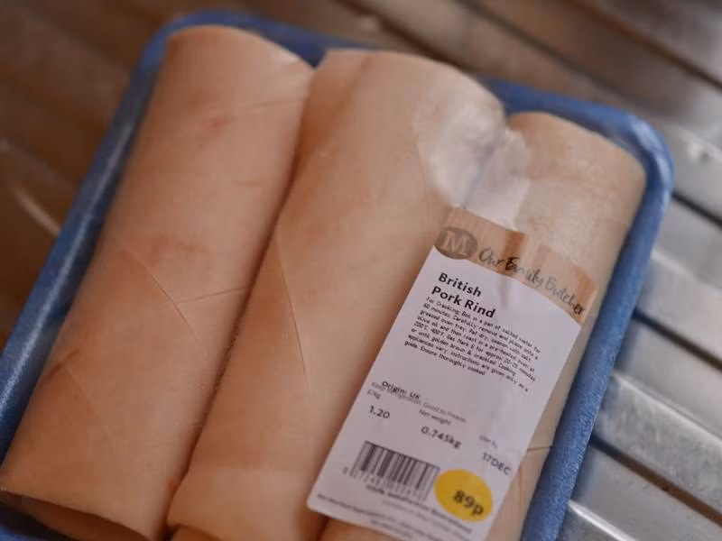 Để làm món da heo giòn tại nhà, bạn chỉ cần 2 nguyên liệu chính là da lợn và muối. Bạn có thể dùng lò nướng hoặc dùng dầu chiên. Cách làm đơn giản nhất như sau. (Ảnh: bdws) 