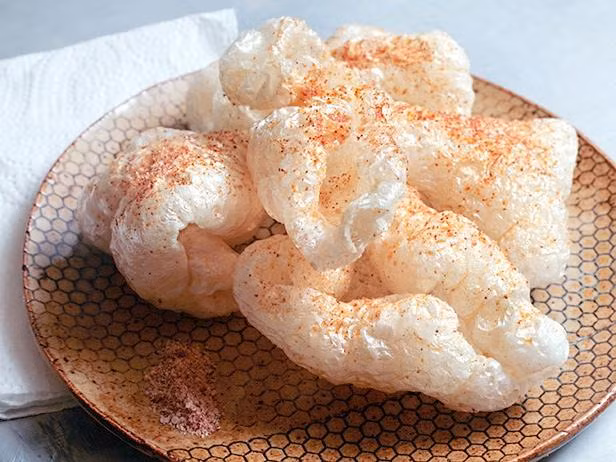 Từng được bán làm đồ nhắm trong các quán rượu nhỏ, món da heo giòn từng được coi không tốt cho sức khỏe. Nhưng các nhà khoa học đã phát minh ra công thức chế biến phần ngoài cùng của thịt lợn thành một siêu thực phẩm dành cho các vận động viên. (Ảnh: allrecipes)