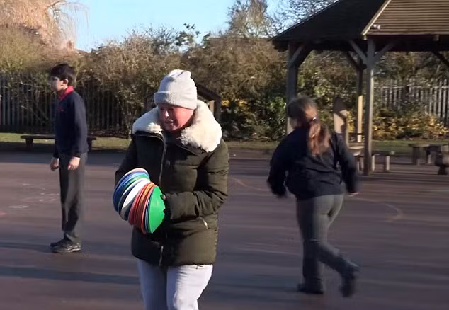 Nhưng cô Nelly không hề để điều đó ngăn cản mình làm điều mình muốn. Tại mỗi chặng đường, cô đều làm được nhiều hơn kỳ vọng của mọi người và hiện là huấn luyện viên thể thao tại một trường tiểu học – đây là một tương lai gần như không thể xảy ra đối với một người từng được bác sĩ tiên lượng là chỉ có 20% cơ hội sống sót ngay từ lúc mới lọt lòng. 