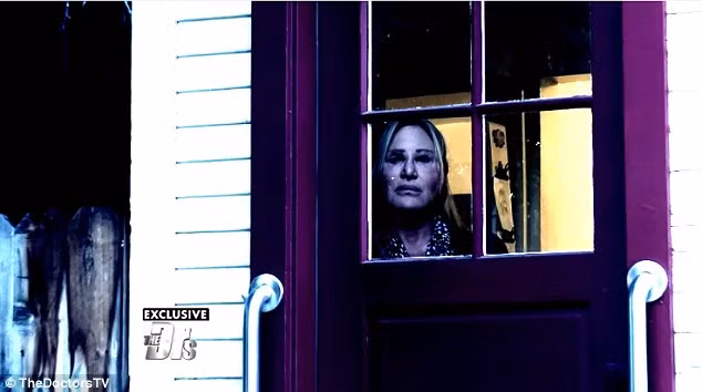 Cô đã từng phẫu thuật để sửa lại nhưng chỉ càng làm mọi chuyện trở nên tồi tệ hơn. Khuôn mặt cô trở nên thô thiển một cách đáng sợ. Trong suốt 3 năm trời, cô phải sống ẩn dật như một tu sĩ và thậm chí còn có ý định tự tử. 