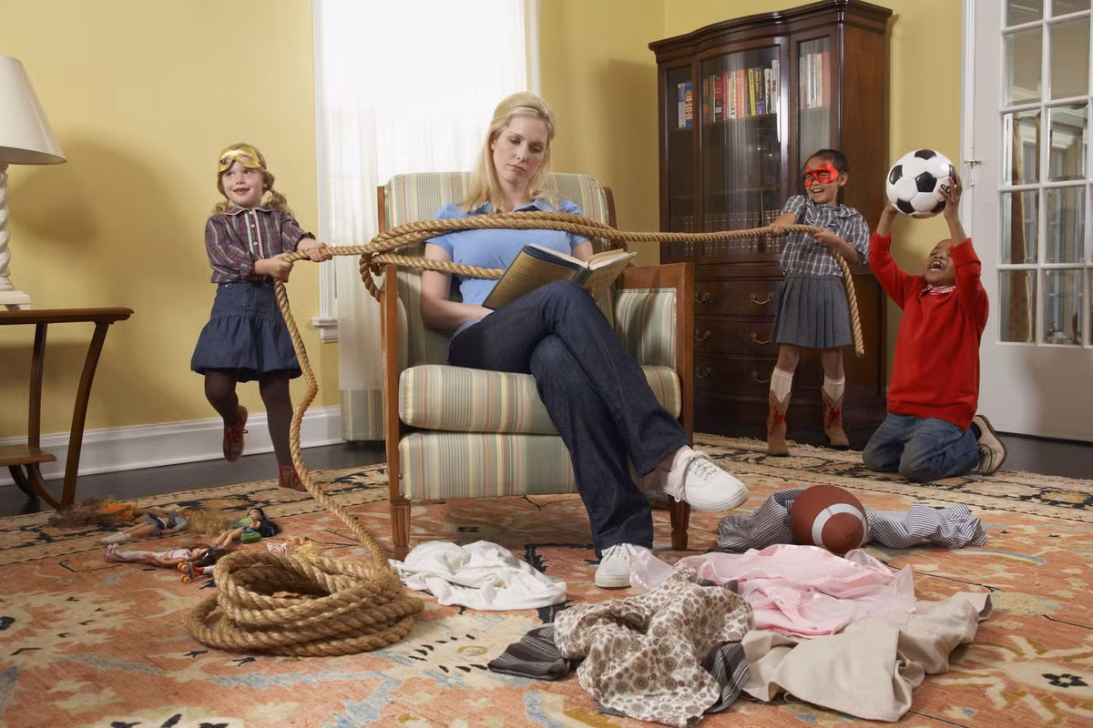 Nên làm bố mẹ kiểu nào? Câu hỏi này giống như việc phải lựa chọn theo phe bên nào. Lựa chọn bên nào không quan trọng bằng việc phải bảo vệ bên đó bằng mọi giá, kể cả có phải trả lời lại những bình luận của người khác. 