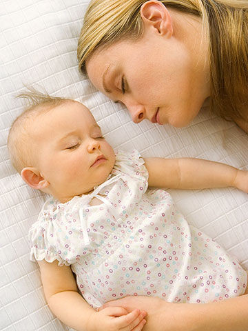 Cho con ngủ chung hay riêng? Ban đầu bạn sẽ nghĩ đương nhiên là ngủ với mẹ. Có rất nhiều ý kiến trái ngược xung quanh vấn đề này. Một số ý kiến cho rằng nếu không ngủ với mẹ thì không khác gì để trẻ tổn thương về tình cảm. Nhưng một số ý kiến khác lại cho rằng việc để con ngủ với bố mẹ ảnh hưởng rất nhiều đến đời sống vợ chồng.