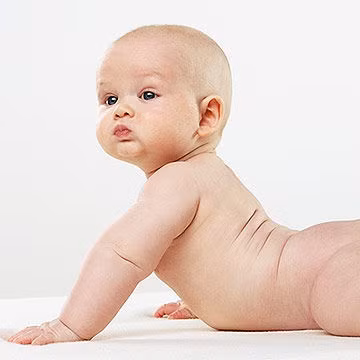 Có nên cắt bao quy đầu cho bé trai? Rất nhiều bà mẹ quyết định cắt bao quy đầu cho con để hợp vệ sinh hoặc chỉ đơn giản là “cho giống bố”. Những người phản đối thì cho rằng không muốn trẻ bị đau hoặc tránh cho trẻ những viêm nhiễm từ khi còn nhỏ.