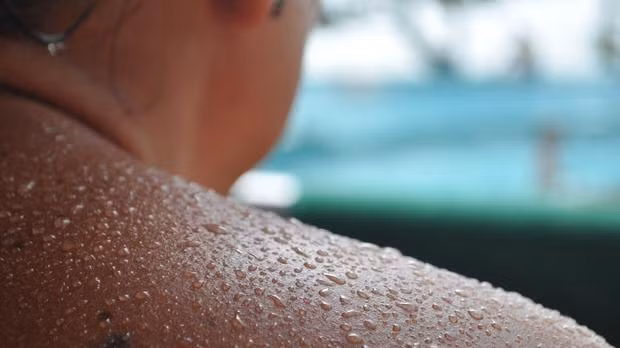 Cơ thể tự làm mát bằng cách đổ mồ hôi. Tuy nhiên, khi trời nóng, nhất là khi độ ẩm cao, đổ mồ hôi cũng không đủ để làm mát cơ thể. Nếu không cẩn thận, nhiệt độ cơ thể do cơ thể mất nước nhiều sẽ tăng cao đến mức nguy hiểm và bạn sẽ bị một trong những bệnh thường gặp khi trời nóng như sau. (Ảnh: naijalog) 