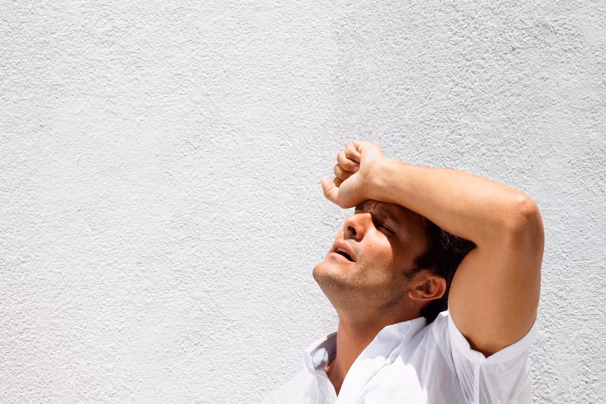 Sốc nhiệt (Say nắng): Đây là bệnh do thời tiết nóng nguy hiểm nhất vì có thể ảnh hưởng đến tính mạng. Đặc điểm của sốc nhiệt là thân nhiệt cơ bản tăng lên hơn 40°C. Các triệu chứng thường là mất phương hướng, có những hành vi bị kích động, mơ hồ, nhịp tim tăng nhanh, huyết áp thấp, lên cơn, da đỏ ửng, thở nhanh, tiêu chảy, nôn mửa, co rút cơ, mất chức năng cơ, hôn mê. Nguyên nhân là ở ngoài trời nắng, vận động mạnh trong môi trường nóng từ một tiếng trở lên, ít vận động. Khi bị sốc nhiệt, cần ngâm nạn nhân trong nước lạnh từ 2°C đến 15°C trong khoảng 30 phút. (Ảnh: Special Events Medical Services)