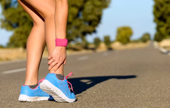 Chuột rút: Sự co rút các cơ xảy ra trong hoặc sau các hoạt động căng thẳng. Các cơ bắp hay bị nhất là cơ bắp chân, cơ bốn đầu, cơ gân kheo và cơ bụng. Nguyên nhân là do khi mất nước, cơ thể mất muối và/hoặc kali. Cách điều trị là mát xa và uống thêm nước. (Ảnh: Icy Pint Athletics)