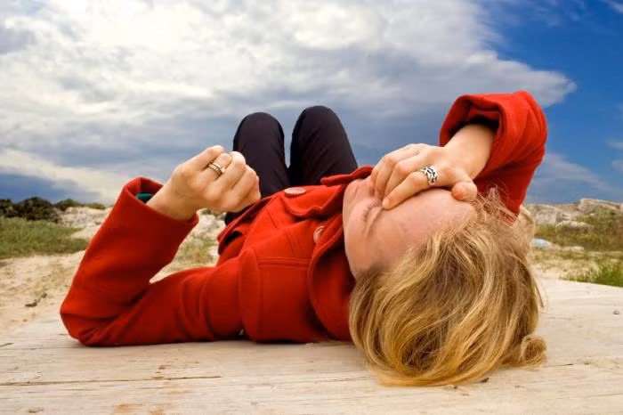 Ngất: Trong thời tiết nắng nóng, bạn sẽ cảm thấy mệt mỏi hoặc không thể đứng vững hay đi lại được. Các triệu chứng khác có thể gặp phải là da tái nhợt và đẫm mồ hôi, giảm nhịp tim, thị trường hình ống. Ngất do trời nóng xảy ra sau khi kết thúc một hoạt động căng thẳng nào đó, thường là do đang chạy thì đứng lại hoặc đang ngồi thì đứng lên. Tuy nhiên chỉ khoảng 10-15 phút là sẽ hồi phục. (Ảnh: medicalnewstoday) 