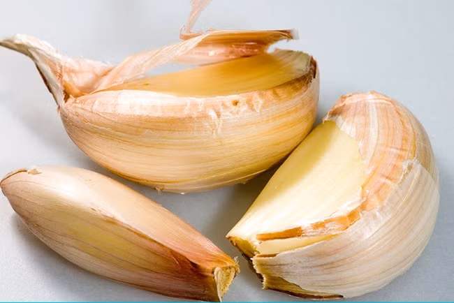 Vì có thành phần hóa học quá mạnh nên khi để trên da trong một thời gian lâu, củ tỏi có thể gây bỏng độ ba.