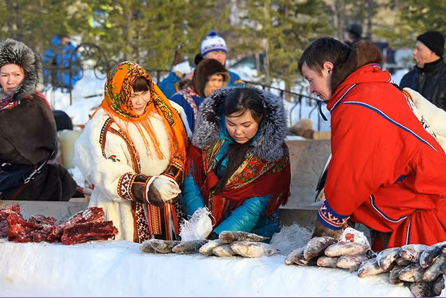 Người Eskimo dùng tủ lạnh để giữ cho thực phẩm của mình không bị đông thành đá.