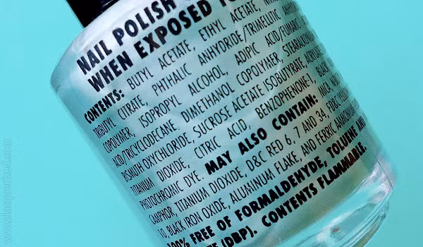 Để làm đẹp an toàn, bạn nên lưu ý đến thành phần ghi trên nhãn mác để chọn mua sơn móng tay không hại sức khỏe. Nếu bạn thấy nhãn chai có ghi “3 không”có nghĩa là không có 3 thành phần toluene, formaldehyde hoặc dibutyl phthalates. 