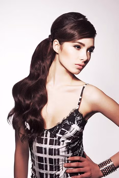 Tóc đuôi ngựa buộc lệch: Trong Tết hãy dành một ngày cho kiểu tóc cho tóc tài dịu dàng này. Đánh rối để tạo độ phồng cho phần đỉnh đầu rồi dùng máy uốn nóng uốn xoăn phần đuôi. 