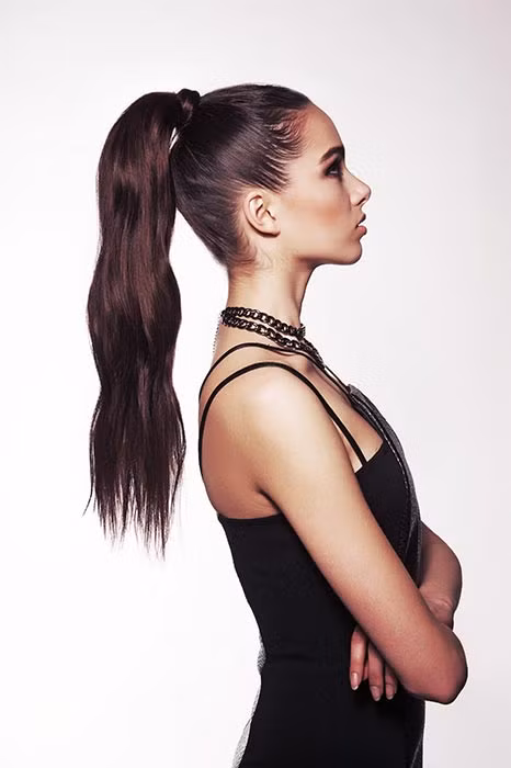 Tóc buộc cao và chặt: Kiểu tóc đẹp này trông sẽ dày dặn hơn nếu được uốn cong một chút ở phần đuôi. Tiếp đó lấy một lọn tóc nhỏ quấn quanh chun buộc rồi dùng kẹp ghim cố định lại.