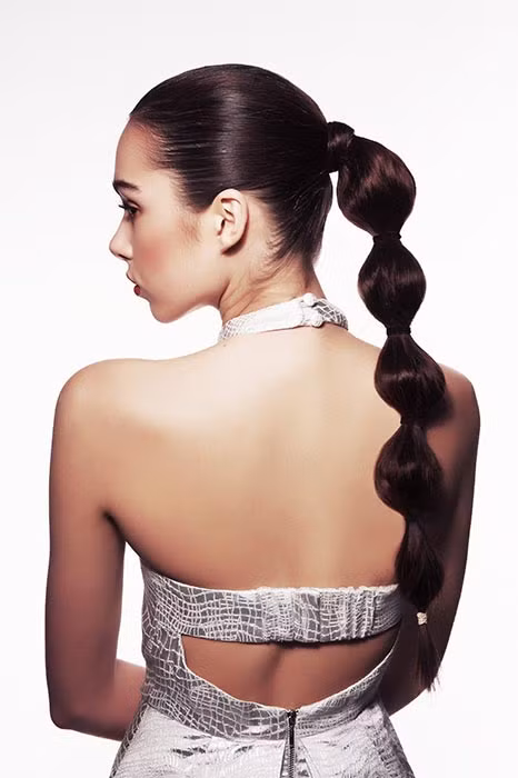 Tóc đuôi ngựa bong bóng: Nếu muốn thử một kiểu tóc hoàn toàn khác, buộc tóc lên cao rồi dùng tóc bọc kín một quả bóng, sau đó dùng chun cố định lại. Cứ thế, tạo ra những đoạn tóc dài bằng nhau cho đến khi hết chiều dài của tóc. 