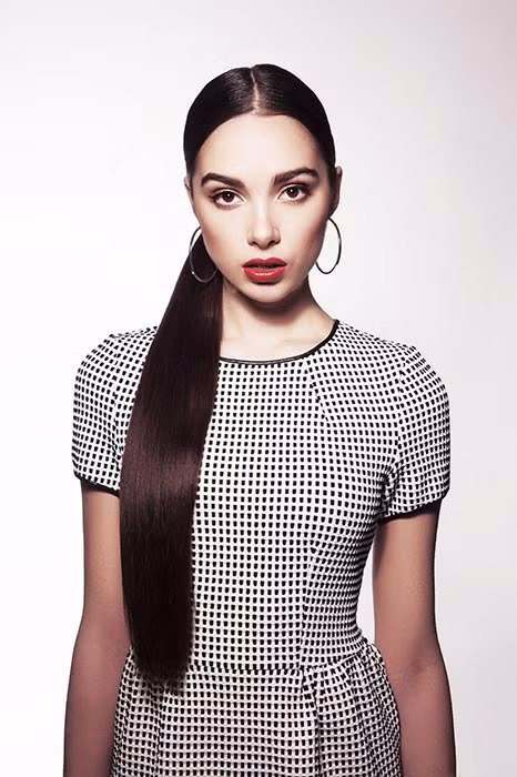 Tóc bóng mượt rẽ ngôi giữa: Đây là kiểu tóc dài vừa nhanh vừa dễ dành cho ngày không có nhiều thời gian. Hãy tận dụng mái tóc vừa gội xong vẫn còn thẳng, rẽ ngôi giữa và buộc tóc đuôi ngựa thấp. Dùng keo xịt tóc để xịt hoàn thiện. 