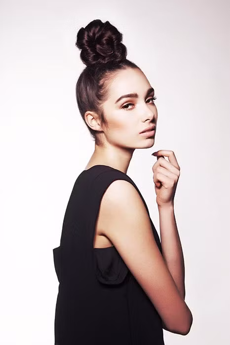 Tóc búi tết: Buộc tóc cao lên đỉnh đầu rồi tết lại, sau đó búi thành búi trên đỉnh đầu, dùng kẹp ghim và keo xịt tóc cố định lại.