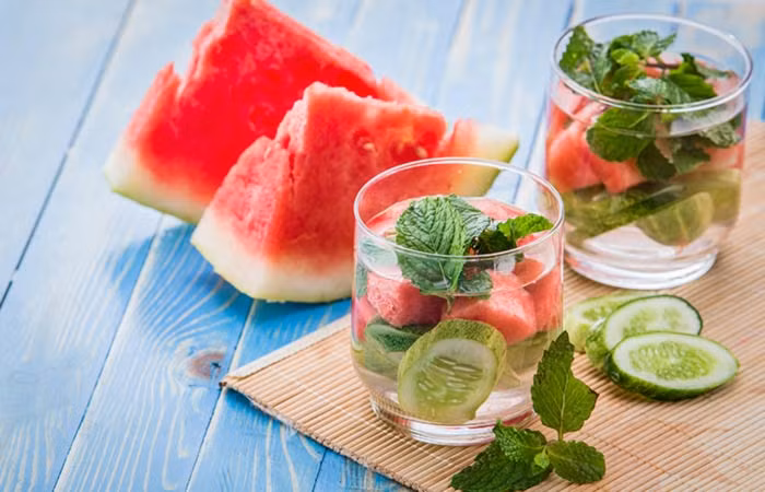  Nước dưa chuột dưa hấu: Khi pha dưa hấu với nước dưa chuột, bạn cho thêm một ít lá bạc hà và muối tiêu. Chất citrulline có trong cả hai loại dưa sẽ giúp thận đẩy nước tiểu ra ngoài.