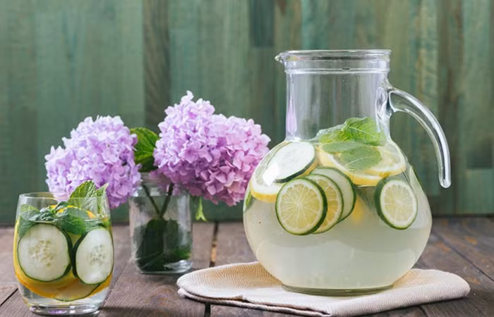  Nước dừa pha dưa chuột: Với một cốc nước dừa tươi có sẵn, bạn cho thêm vào dưa chuột thái lát, lá chanh, bột hạt thì là rồi để khoảng 30 phút, khi uống cho thêm đá để tăng thêm hương vị. Nước dừa chứa nhiều vitamin, khoáng chất, chất điện phân, axit amino, enzyme và phytohormones. Nước này ngoài chống lão hóa, chống ung thư thì còn có thể trị tiêu chảy. 