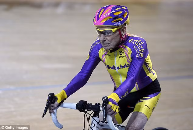 Hầu hết ai cũng sẽ cảm thấy may mắn khi có thể sống đến 100 tuổi. Nhưng ở độ tuổi 105 mà vẫn có thể đạp xe đạp, thậm chí còn lập kỷ lục thế giới, là điều gần như không thể. Nhưng vào tháng trước, ông Robert Marchand người Pháp, vận động viên đạp xe nghiệp dư, đã làm nên lịch sử nhờ lập kỷ lục thế giới về đạp xe trong một giờ dành cho độ tuổi từ 105 trở lên với tốc độ trung bình hơn 22,5km/h một chút. 