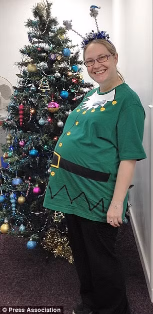 Nếu cách đây một thế hệ thì bố mẹ của hai bé là Ben, 34 tuổi và Jane, 33 tuổi sẽ không có sự lựa chọn nào khác. Nhưng các bác sĩ phẫu thuật tại bệnh viện St. Geogre đã thách thức mọi dự tính khi tiến hành phẫu thuật thai nhi để tách các mạch máu cho hai bé lúc 17 tuần – khi thai nhi vẫn còn trong tử cung. Lúc này bé Oli đang nhận dưỡng chất từ một mạch máu duy nhất. 