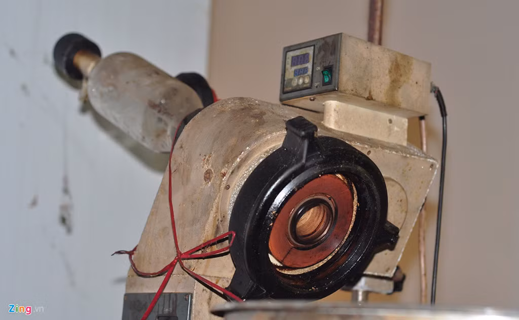Phần trên của chiếc máy có gắn bảng điện tử được để lại bên trong căn nhà. 