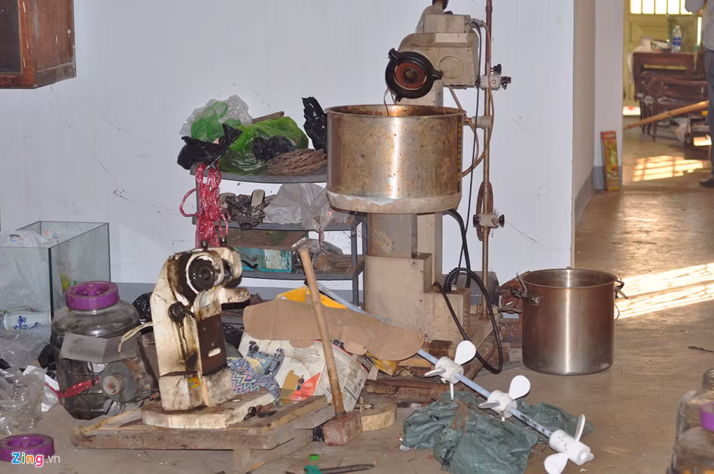 Sau khi cơ quan công an bắt giữ ông Nam cùng các thành viên của "băng" sản xuất, buôn bán ma túy, căn nhà được khám xét cẩn trọng. Nhiều trang thiết bị mà các nghi can dùng chế xuất ma túy vẫn còn ở xưởng. 