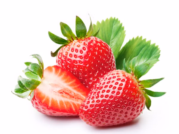 Quả dâu làm trắng răng: Trong quả dâu tây có chứa một chất làm trắng răng tự nhiên là axit malic làm trắng men răng. Cần tây làm răng sạch hơn và hơi thở thơm hơn: Khi ăn cần tây cần phải nhai nhiều nên kích thích sản sinh thêm nhiều nước bọt. Nước bọt sẽ trung hòa các vi khuẩn có trong khoang miệng. Nguồn ảnh: Pinterest.