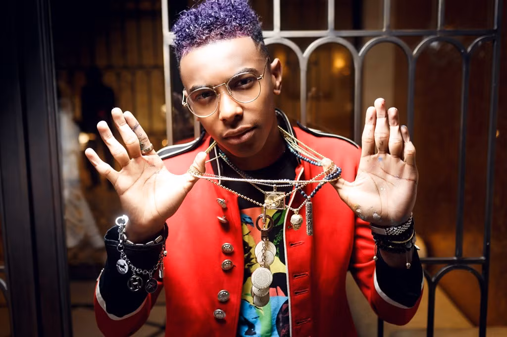 4. Skyler Grey (16 tuổi, Nghệ thuật và phong cách) có show trưng bày nghệ thuật đầu tiên khi mới 11 tuổi. Nam sinh người Mỹ từng vẽ tranh trên tường tại khu nghỉ dưỡng sang trọng bậc nhất thế giới Four Seasons ở Dubai. Cậu cũng có "tác phẩm để đời" phía ngoài tòa nhà Cipriani ở Abu Dhabi. Skyler sử dụng nhiều chất liệu để làm nên những "đứa con tinh thần" của mình như lụa, sơn, bút lông dầu... Ảnh: Avantgallery. 