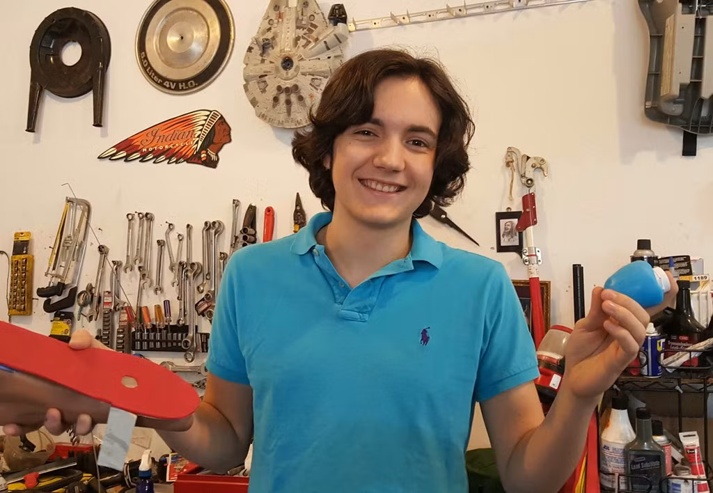 2. Gabriel Mesa (15 tuổi, Năng lượng) đã tạo ra Carbon - loại pin thân thiện với môi trường, có thể sinh ra điện năng thông qua các biện pháp cơ khí, thay vì sử dụng nguyên liệu hóa học độc hại. Không chỉ thương mại hóa sản phẩm pin Carbon, nam sinh người Mỹ còn tiếp tục nghiên cứu, chế tạo thiết bị hỗ trợ điều trị bệnh đái tháo đường và đặt tên là Stimuped. Ảnh: Cnet.