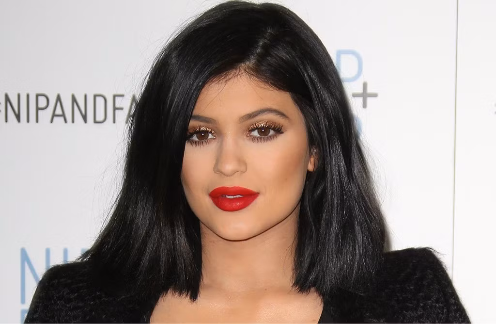 12. Kylie Jenner (19 tuổi, Bán lẻ và thương mại điện tử) ra mắt thương hiệu mỹ phẩm Kylie Cosmetics được săn đón hàng đầu thế giới. Sản phẩm của cô luôn trong tình trạng "cháy hàng". Kylie cũng kiếm bộn tiền từ nhãn thời trang chung với chị gái Kendall. Theo Forbes, thu nhập năm 2016 của cô lên tới hàng triệu USD, chỉ sau người chị Kim Kardashian. Ảnh: USA Today.