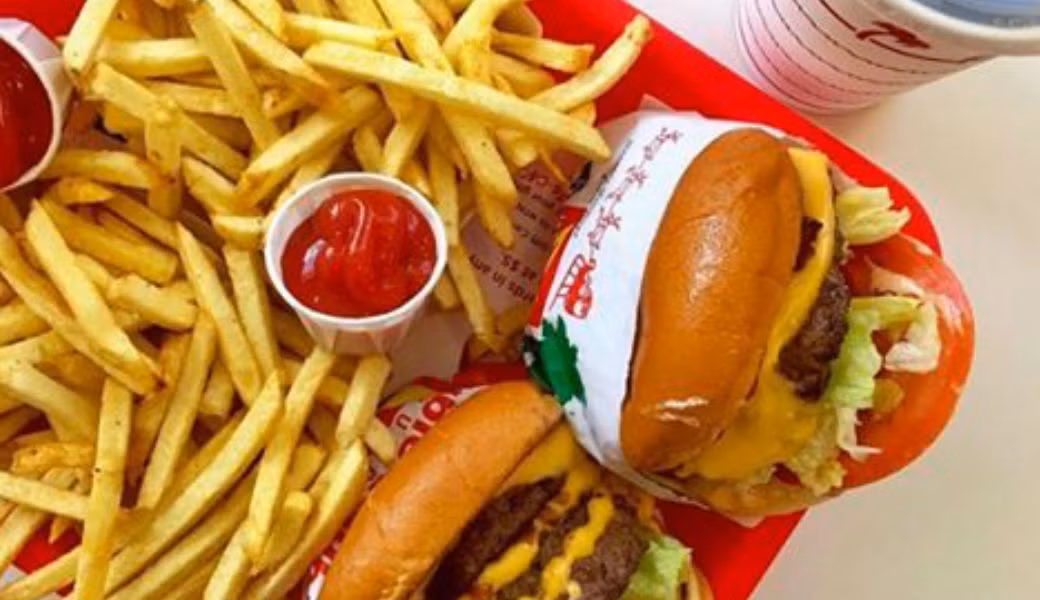 Nghiên cứu trên khoảng 2.000 đối tượng là nam giới cho thấy những người ăn nhiều đồ ăn chiên rán, nhiều dầu mỡ sẽ dễ bị ngáp vặt vào ban ngày hơn. Đồ ăn nhiều dầu mỡ còn khiến bạn dễ bị ngưng thở khi ngủ, gây ngủ ngáy và thèm ăn các thực phẩm giàu tinh bột, giàu chất béo.