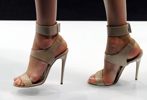 Mặc dù tất cả giày cao gót đều nguy hiểm nhưng giày gót nhọn là nguy hiểm nhất vì khi đó trọng lượng cơ thể chỉ dồn lên một vị trí, bạn sẽ dễ bị trượt chân và bong gân hơn.