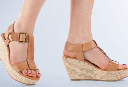 Mặc dù không tốt lắm nhưng giày đế xuồng thấp khiến chân đỡ bị áp lực hơn giày đế xuồng cao. Hãy tìm những đôi giày có phần xuồng gần như nằm ngang. Tuy vậy, phần đế cứng vẫn sẽ khiến bạn khó di chuyển. 