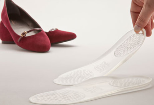 Nếu bạn thích đi giày búp bê thì nên mua thêm miếng lót cho lòng bàn chân. Miếng lót này vừa có tác dụng tạo điểm tựa cho lòng bàn chân vừa giảm áp lực cho những khu vực nhạy cảm của chân. 