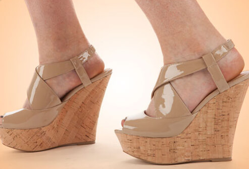 Giày đế xuồng có phần đế cứng nên làm mất tính cơ động học khi đi bộ. Nếu phần gót cao hơn phần mũi nhiều thì cũng ảnh hưởng đến khối xương bàn chân.