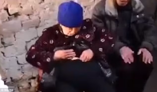 Một cụ bà ở độ tuổi gần đất xa trời người Trung Quốc đã sống trong tình trạng “ruột để ngoài da” trong suốt hơn 2 thập kỷ chỉ vì không có tiền phẫu thuật. 