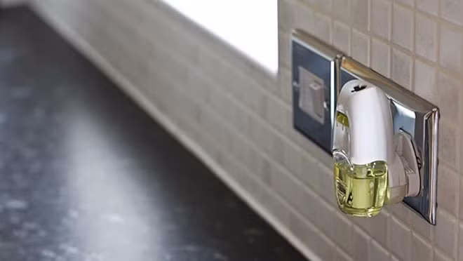 Tránh các loại hương tổng hợp: Xịt phòng, nến, kem dưỡng da tay nếu có mùi thì chắc chắn có chứa EDC. Vì vậy nên loại bỏ các sản phẩm có mùi thơm và tìm mua các nhãn hiệu ghi rõ là “không chứa phthalates” hoặc dầu tự nhiên, dầu thực vật. (Nguồn ảnh: Mensjournal)