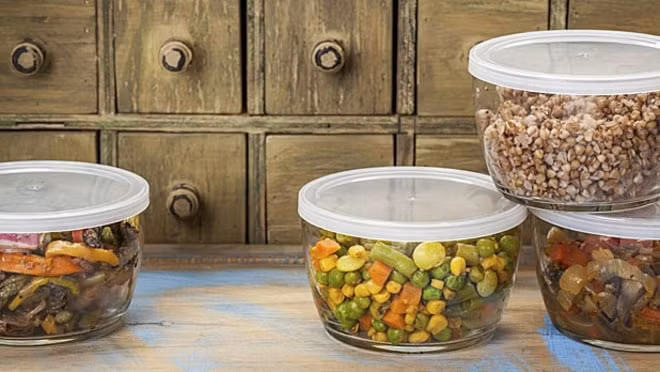 Bảo quản thực phẩm trong hộp đựng bằng kim loại hay thủy tinh: Nơi chứa nhiều phthalates nhất trong nhà là các hộp đựng bằng nhựa và màng bọc thực phẩm. Thời gian tiếp xúc với thực phẩm càng lâu thì EDC càng có khả năng ngấm vào thực phẩm. Đưa thực phẩm vào lò vi sóng còn khiến phthalates ngấm nhanh hơn. Vì vậy nên đựng thức ăn thừa trong hộp sứ hoặc thủy tinh. Đồ ăn trưa nên cho vào các hộp đựng kim loại. 