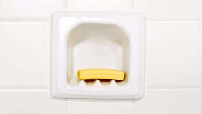 Dùng xà phòng kiểu cũ: Các loại sữa tắm và xà phòng kháng khuẩn hiện nay thường có chứa triclosan, một chất tương tự như hormone tuyến giáp, làm ảnh hưởng đến sự trao đổi chất, hoặc chứa triclocarban, ảnh hưởng đến testosterone. Mặc dù tiềm ẩn nhiều nguy hại với sức khỏe nhưng chưa hề có bằng chứng khoa học nào chứng minh những sản phẩm này hiệu quả hơn xà phòng thường trong việc làm sạch da. 