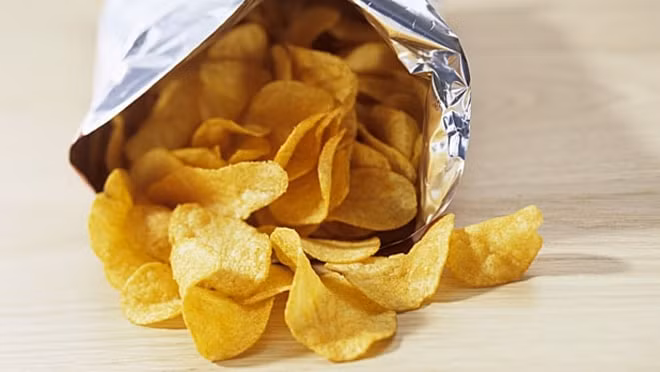 Hạn chế thực phẩm đóng gói: Quá trình chế biến thực phẩm kiểu công nghiệp khiến thực phẩm có hàm lượng phthalates cao. Điều này có nghĩa là bất cứ thứ gì được sản xuất hay đóng gói đồng loạt đều đáng nghi ngờ. Vì không thể tuyệt đối tránh thực phẩm đóng gói nên bạn chỉ có thể tăng cường ăn thực phẩm chưa qua chế biến càng nhiều càng tốt. 