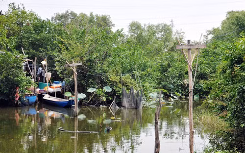 Cuộc sống của ông Phương gần như tách biệt với một Sài Gòn hiện đại, náo nhiệt. 