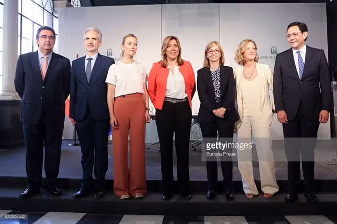 Là nhà từ thiện hào phóng: Dù khá bận rộn với đế chế thời trang và đầu tư bất động sản (Ortega sở hữu tòa nhà cao nhất Madrid, Torre Picasso, và khách sạn Epic tại Miami), ông vẫn dành nhiều thời gian cho việc từ thiện. Tổ chức Amancio Ortega Foundation của ông, chủ yếu hỗ trợ cho hoạt động chăm sóc sức khỏe và xã hội, đã quyên hàng chục triệu euro cho hoạt động chữa trị bệnh ung thư. Trong ảnh là con gái của Ortega trong một sự kiện của tổ chức (thứ 3 từ trái sang). Ảnh: Getty Images.