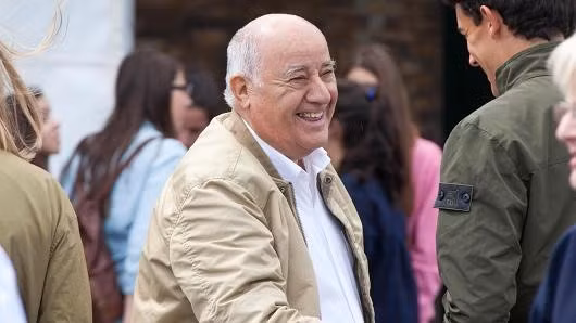 Cuộc sống khá khiêm tốn: Ortega mặc cùng một kiểu áo mỗi ngày, uống cà phê ở cùng một quán và ăn trưa với nhân viên tại căng tin của công ty. Ông hiếm khi đi nghỉ và được gắn mác nghiện công việc. Thậm chí, với xe hơi, ông chủ Zara cũng chỉ chọn chiếc Audi A8, ưu tiên sự thoải mái. Ảnh: CNBC. 