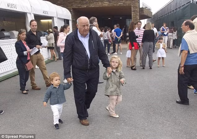 Có nhiều sở thích thú vị: Ngoài sở thích cưỡi ngựa, Ortega dành thời gian rảnh để nuôi gà tại tư trang ở vùng đồng quê. Trong ảnh là Ortega cùng các cháu tại một cuộc đua ngựa ở Casas Novas. Ảnh: Daily Mail. 