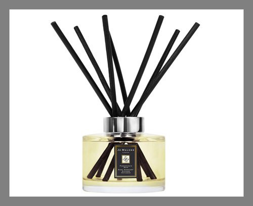 Một lọ khuếch tán tinh dầu: Đây là món quà tuyệt vời không chỉ phù hợp với nửa kia mà còn có thể dành tặng mẹ, vợ vì có thể để trong phòng khách hoặc ngoài phòng ngủ. 