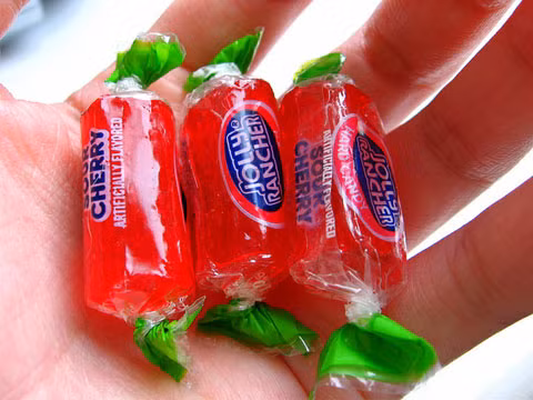 Ăn kẹo bọc giấy nylon: Nếu phải mất công bóc một chiếc kẹo có giấy nylon bên ngoài ra để ăn thì khả năng bạn sẽ ăn ít đi 30%. 