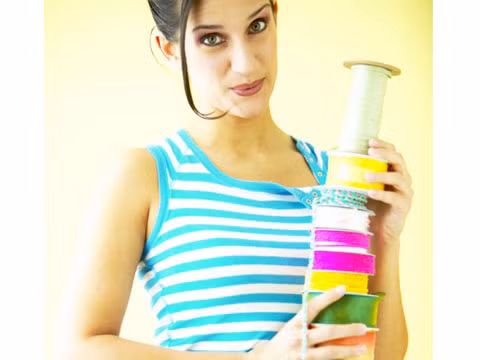 Thắt dây buộc bụng: Một số phụ nữ Pháp thường dùng dây buộc quanh vòng 2 hoặc quanh người bên dưới quần áo khi đi ăn ngoài. Cách giảm cân kỳ lạ này giúp họ luôn ý thức được về vòng 2 của mình, đặc biệt là khi đã ăn no và các sợi dây bắt đầu bị căng. 