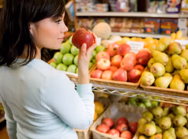 Ngửi mùi chuối, táo hoặc bạc hà: Có thể trông bạn hơi dị nhưng nếu bạn thường xuyên ngửi những mùi này thì bạn càng không cảm thấy đói và giảm cân nhiều hơn. Một giả thuyết được đưa ra là mẹo giảm cân này khiến não bị đánh lừa rằng bạn đang ăn chứ không phải chỉ đang ngửi.