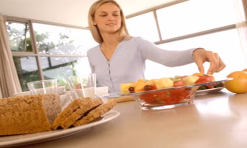 Ăn bữa sáng to hơn bữa tối: Theo một nghiên cứu so sánh giữa một nhóm phụ nữ béo phì nạp 700 calo cho bữa sáng, 500 cho bữa trưa và 200 cho bữa tối với một nhóm phụ nữ nạp 200 calo cho bữa sáng và 700 calo cho bữa tối thì sau 13 tháng, nhóm thứ nhất giảm được 6,7kg, còn nhóm thứ hai chỉ giảm được 2,6kg, tức hiệu quả giảm cân chì còn 30%. 